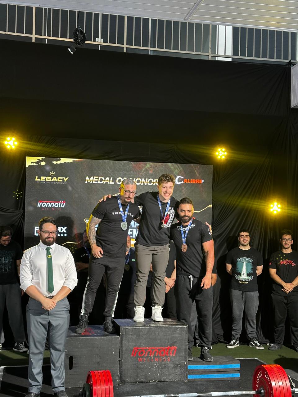 Mateus no pódio de uma competição de powerlifting